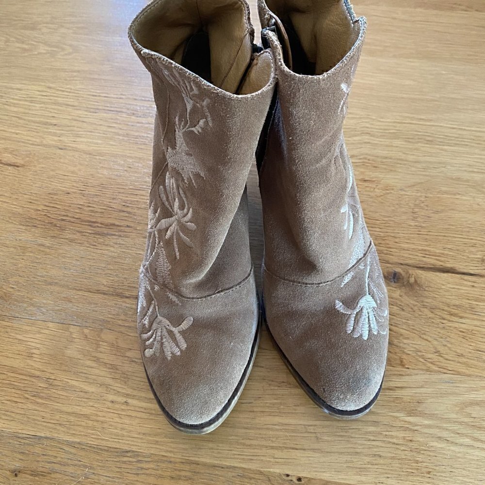 Lucky Brand Elenor 2 Tan Suede Embroidered Western Heeled Ankle Boot Sz 8 - Picture 6 of 8